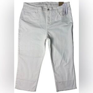 NWT Chico’s Perfect Stretch Girlfriend Slim Leg Capri jeans